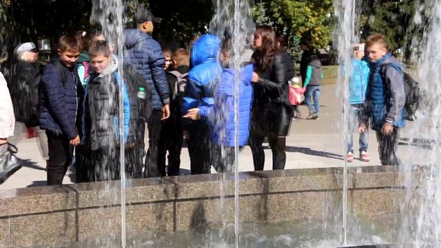 У Полтаві відкрили фонтан на Майдані Незалежності смотреть онлайн