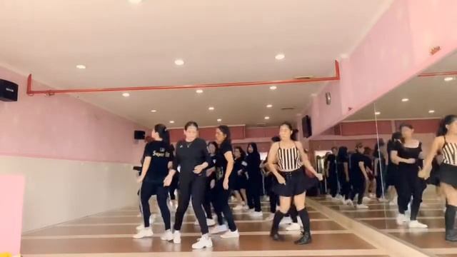 OMG Line Dance смотреть онлайн