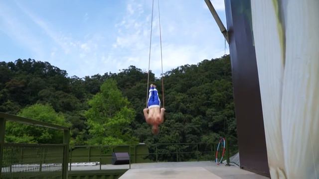 Aerial Straps (solo) смотреть онлайн