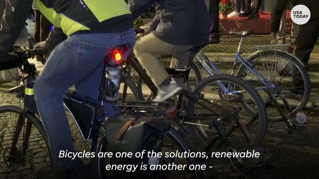 Eco-friendly, solar-powered Christmas trees light up in Rome, Italy | USA TODAY смотреть онлайн