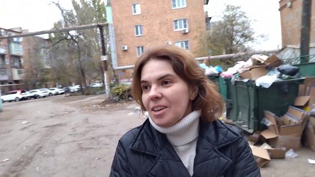 Жители дома по улице Б.Хмельницкого,39 собрались обсудить ситуацию с мусорной свалкой, собаками... смотреть онлайн
