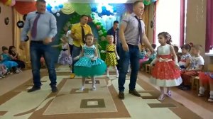 Танец буги-вуги дочек с папами.