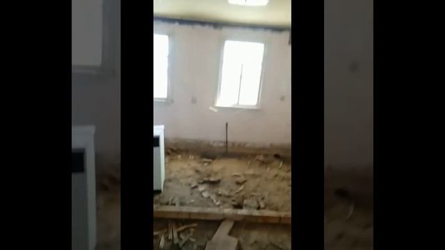 пол из пустых,стеклянных бутылок))) смотреть онлайн