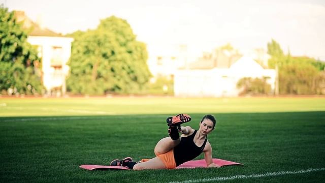 Боковая планка с опорой на колено и локоть