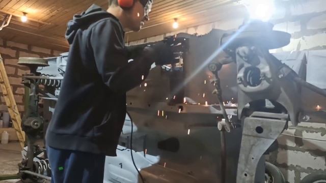 Ваз 2103. Начало сварочных работ. Устанавливаем кузов на опрокидыватель-кантователь. смотреть онлайн