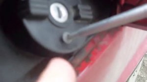 Как открыть крышку бензобака без ключа.