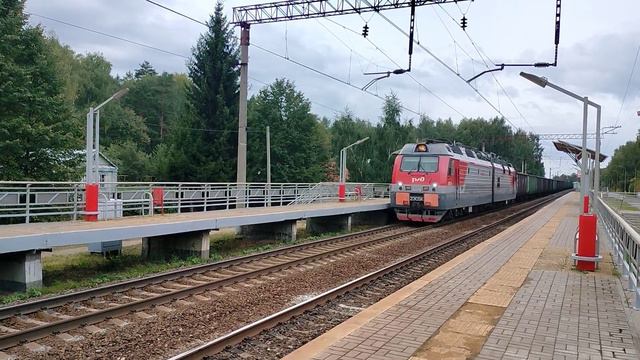 2ЭС5К-469 с грузовым поездом и ЭД9М-0052 на о.п. Каменка смотреть онлайн