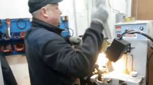 Станок для индукционной пайки зубьев дисковой пилы