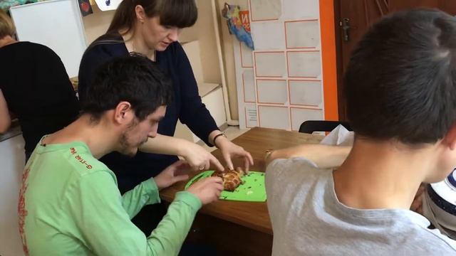 Занятия по бытовой социализации со взрослыми аутистами смотреть онлайн