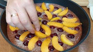 БЕЗ ДУХОВКИ! Шоколадный пирог НА СКОВОРОДЕ с вишней и абрикосами.