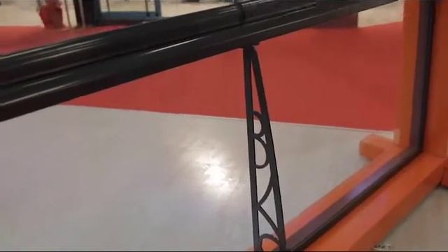 Безрамное складное остекление со стеклянным парапетом