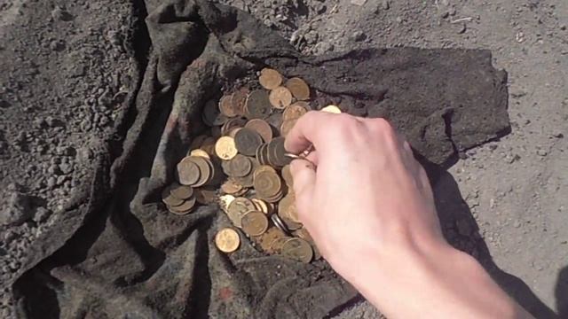 Клад! На даче откопал сверток, а там?! \ The treasure dug up at the cottage смотреть онлайн