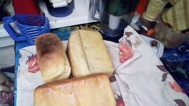 Жарю сало. Испекла хлеб.