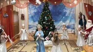 Танец снегурочки и снежинок