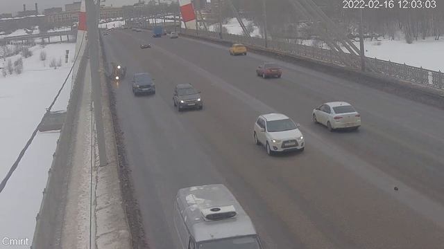 "Нива" перевернулась на Октябрьском мосту в Череповце смотреть онлайн