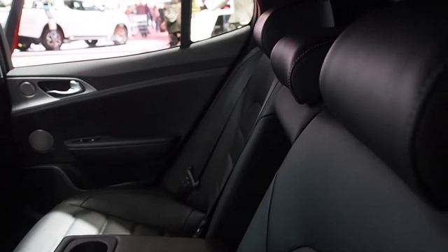 Ford Mondeo 2020 vs. Kia Stinger 2020 смотреть онлайн