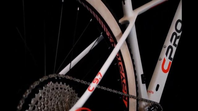 Milyen egy jó carbon vázas kerékpár? Bemutatjuk a C PRO C 9.7-es modellt részleteiben. смотреть онлайн