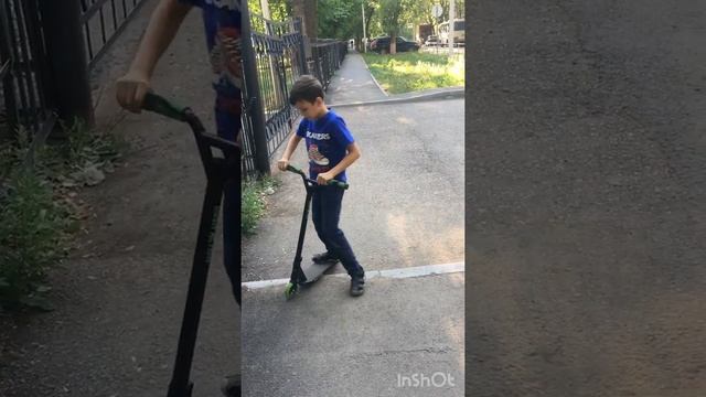 Катаю на трюковом самокате смотреть онлайн