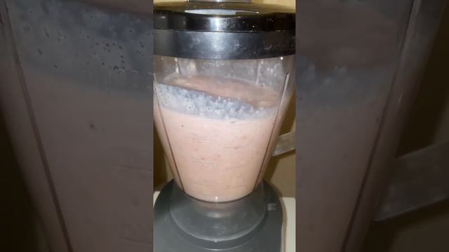 СМУЗИ с творогом, бананом и клубникой. Быстрый рецепт полезного коктейля на завтрак. смотреть онлайн