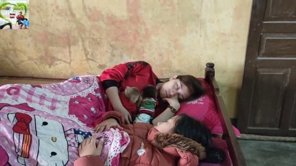 Mom And the Kiwi and Apples Monkey baby so Sleep at noon