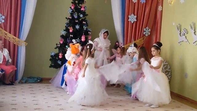 Как мы провели новогодний утренник с друзьями в садике. смотреть онлайн
