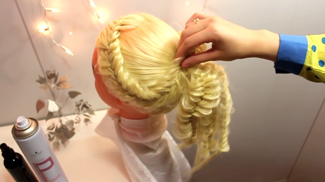 ПРИЧЕСКА ПУЧОК ИЗ КОСИЧЕК НА СРЕДНИЕ ДЛИННЫЕ ВОЛОСЫ СВОИМИ РУКАМИ В ШКОЛУ НА ПОСЛЕДНИЙ ЗВОНОК промо смотреть онлайн