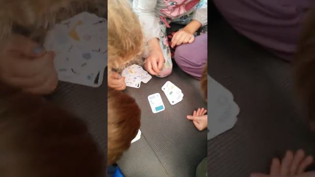 Игра детей в детскую карточную игру О-Дубль смотреть онлайн