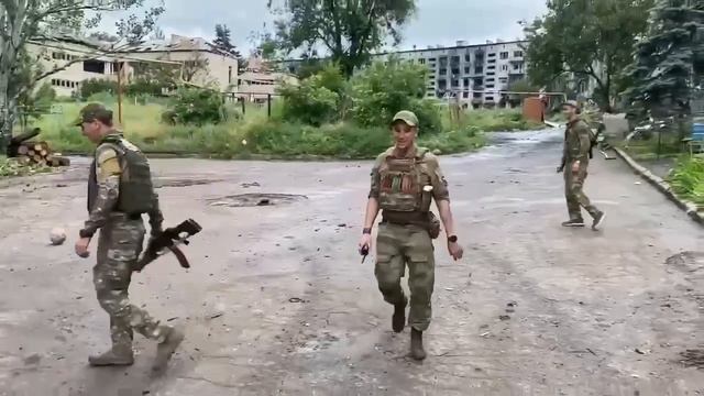 Война войной, а поиграть в футбол пацаны всегда хотят смотреть онлайн