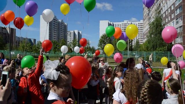 Шарики улетают в небо. смотреть онлайн