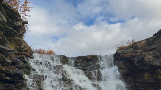 Показываю, как выглядит водопад на полуострове Средний смотреть онлайн