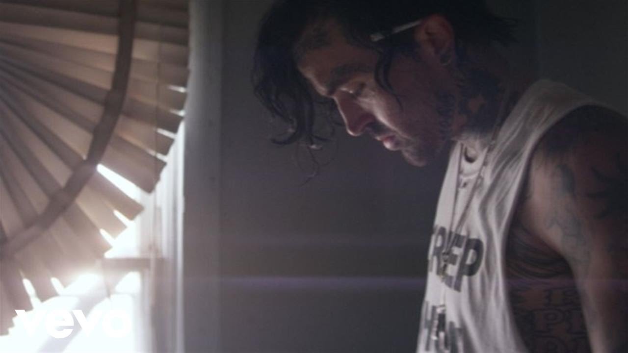 Yelawolf - Shadows ft. Joshua Hedley смотреть онлайн