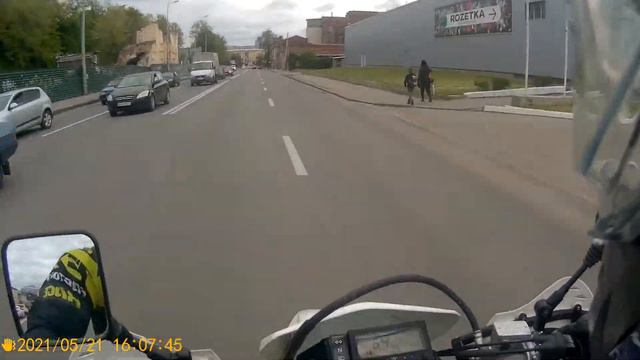 Нерезиновый город, по пробкам на мотоцикле в ускоренном варианте смотреть онлайн