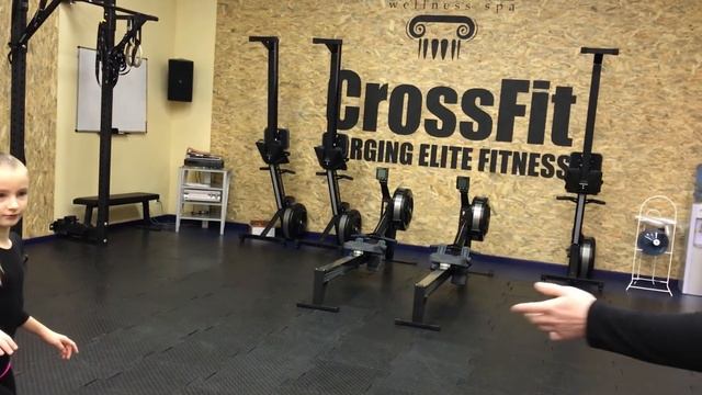 ВПЕРВЫЕ! КРОССФИТ CROSSFIT Полная тренировка Что же такое Кроссфит? Разминка, стойка на руках смотреть онлайн