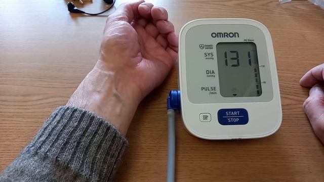 Тонометр OMRON M2 Basic. Обзор прибора для автоматического измерения давления. смотреть онлайн