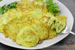 Без изысков, но бесподобно вкусные.
ПРОСТЫЕ ОЛАДЬИ ИЗ КАБАЧКОВ