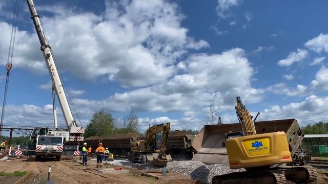 Выгрузка думпкаров с щебеночным балластом смотреть онлайн