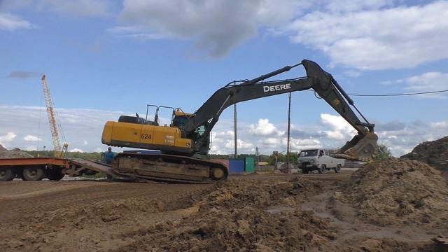 John Deere E330LC unloading from lowbed trailer смотреть онлайн
