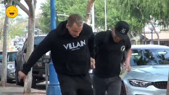 Пранк!Виталий берет за руку парней типа они его девка, смотреть онлайн