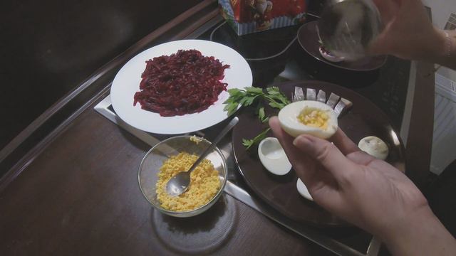 Закуска на праздничный стол / Фаршированные яйца 🐣 смотреть онлайн