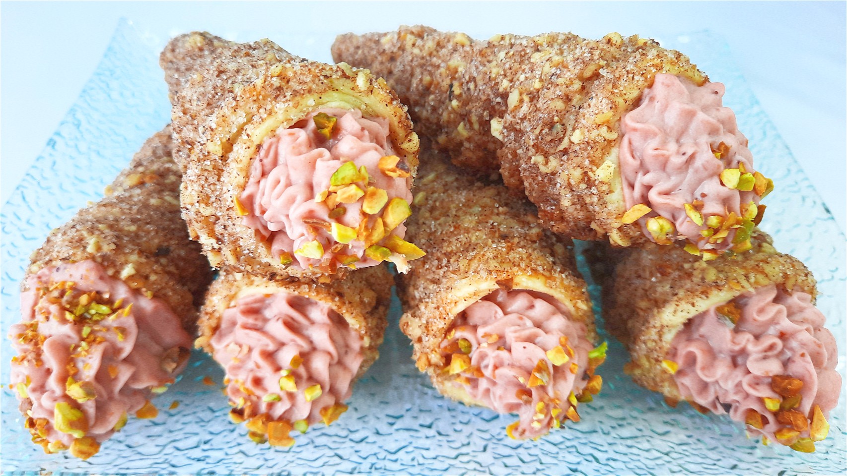 ОРЕХОВЫЕ РОЖКИ С КЛУБНИЧНЫМ КРЕМОМ смотреть онлайн