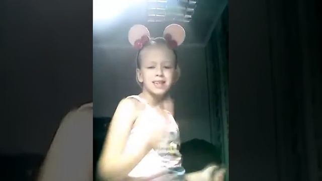 Я танцуют под песню Кручи всех👏 смотреть онлайн