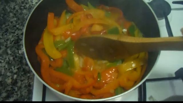 Итальянская кухня.Паста Фетучини и соус из сладкого перца.Salsa Ai Peperoni