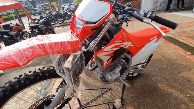 Honda CRF250 F - Primeras Impresiones смотреть онлайн