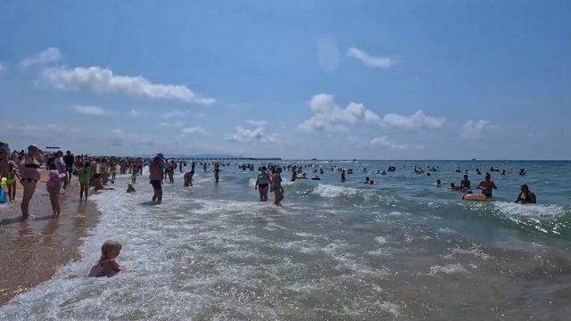 Пляж Анапа, Витязево 7 августа, идёт волна, полно народу. смотреть онлайн