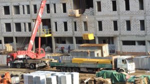 Погрузка в грузовик автокраном