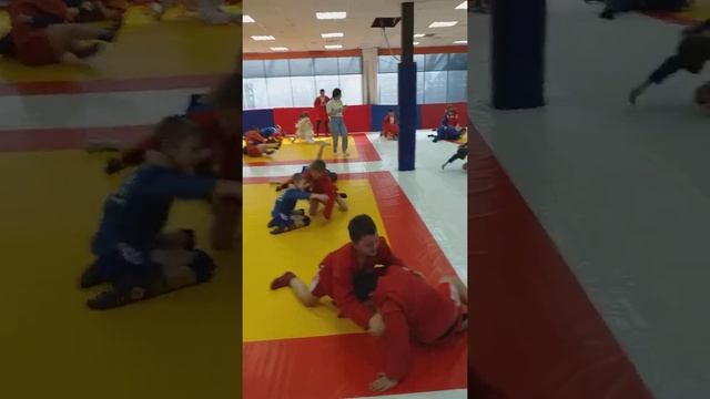 Рома самбист тренировка в школе самбо и дзюдо смотреть онлайн