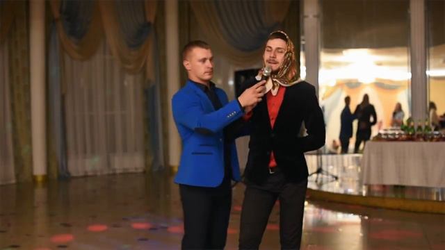 Отличия казахских и русских свадеб. Тамада жжет. Русский говорит на казахском. смотреть онлайн