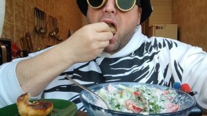 МУКБАНГ салат весенний из овощей/обжор на камеру