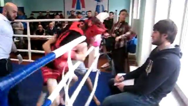 Бой № 3 первый раунд