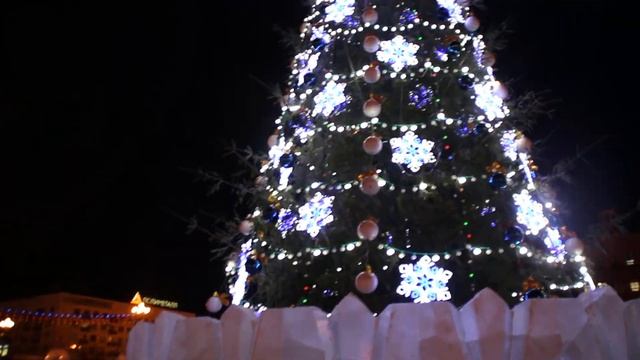 Огни главной новогодней ели зажглись в Хабаровске смотреть онлайн
